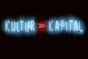 Alfredo Jaar, Kultur = Kapital, 2012, neon, 100 × 800 cm;
dzięki uprzejmości Thomas Schulte Galerie, Berlin  » Click to zoom ->