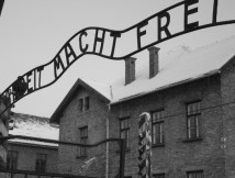 Relacje ocalonych z Auschwitz dostępne w autentycznej przestrzeni Miejsca Pamięci
