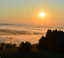 Wschód słońca z wieży widokowej w Bruśniku na Pogórzu Ciężkowickim